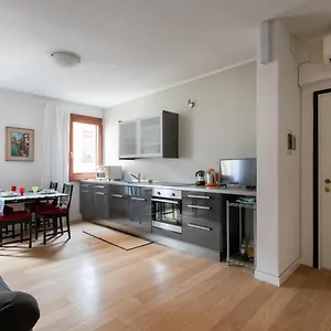 Lance With Lift, 2 Minutes Walk From The Train Station Appartamento